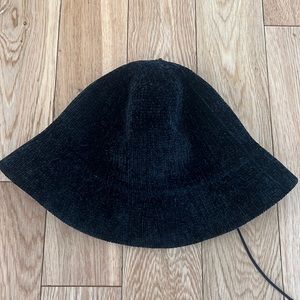 Black bucket hat